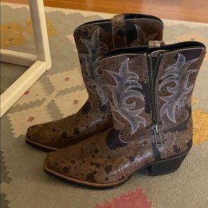 Men’s Ariat cowboy boots. Size 9